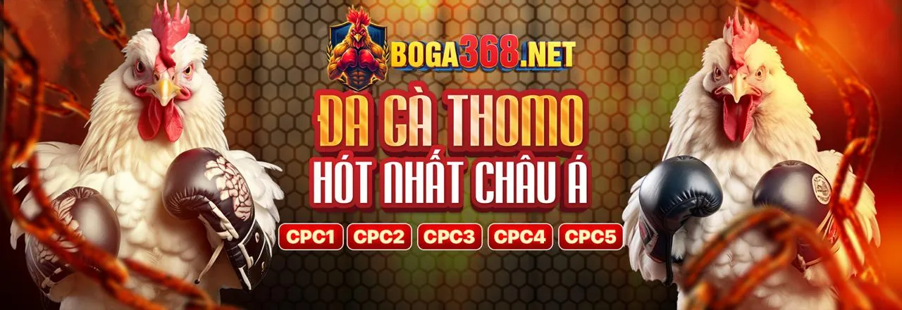 Nhân viên hỗ trợ ok8386 đang mỉm cười với tai nghe, phía sau là giao diện cá cược trực tuyến
